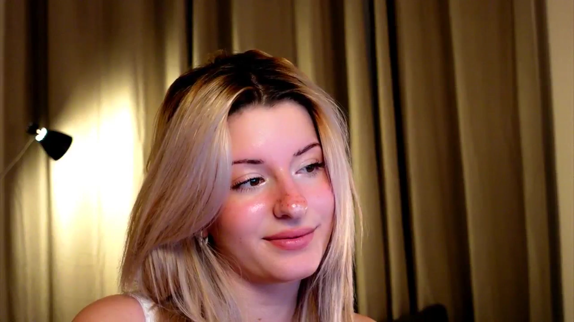 Gallery image thumbnail from funny_freckle's myfreecams stream on, 01/09/2025, 17:40 image 16 of 20