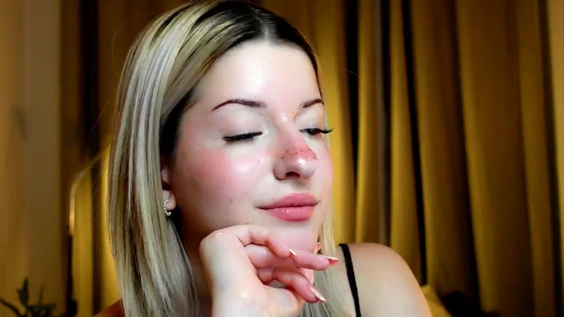 Gallery image thumbnail from funny_freckle's myfreecams stream on, 01/17/2025, 17:03 image 3 of 20