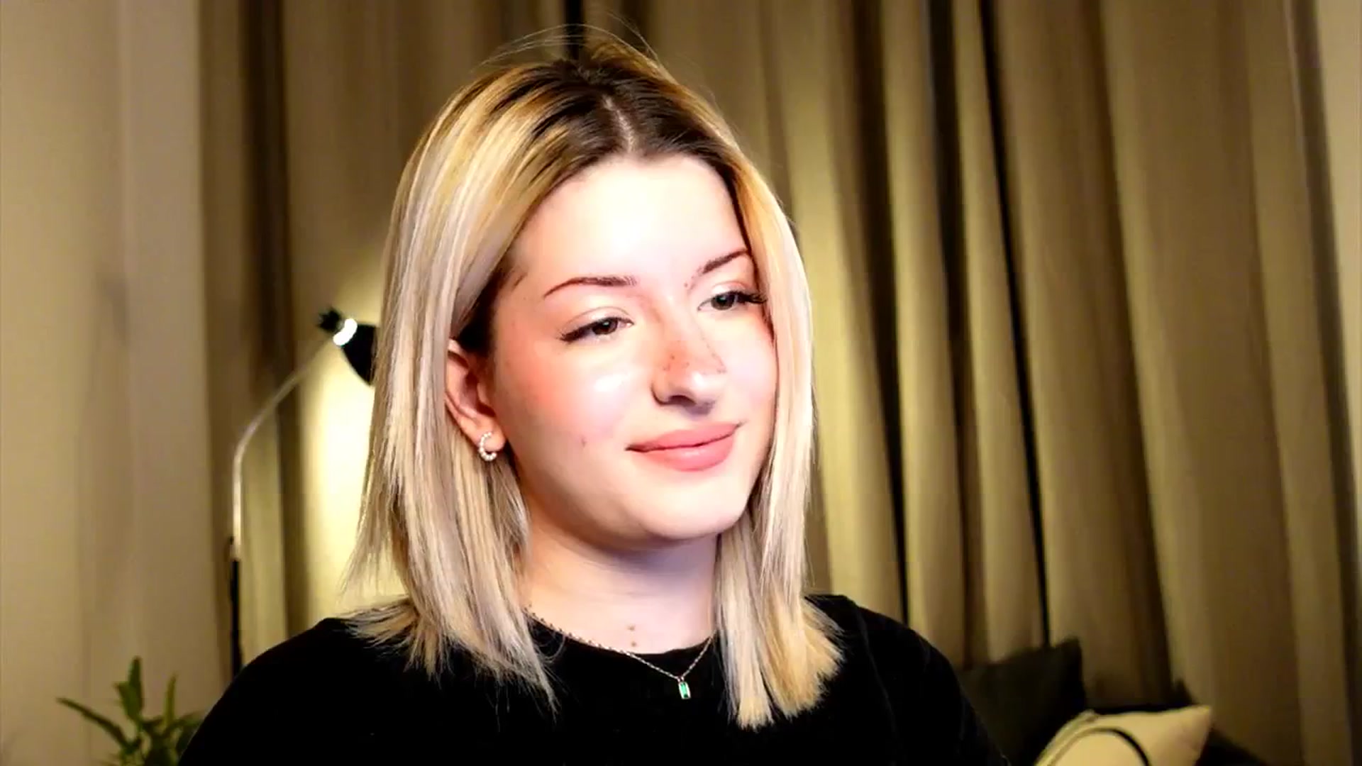 Gallery image thumbnail from funny_freckle's myfreecams stream on, 01/18/2025, 15:15 image 6 of 20