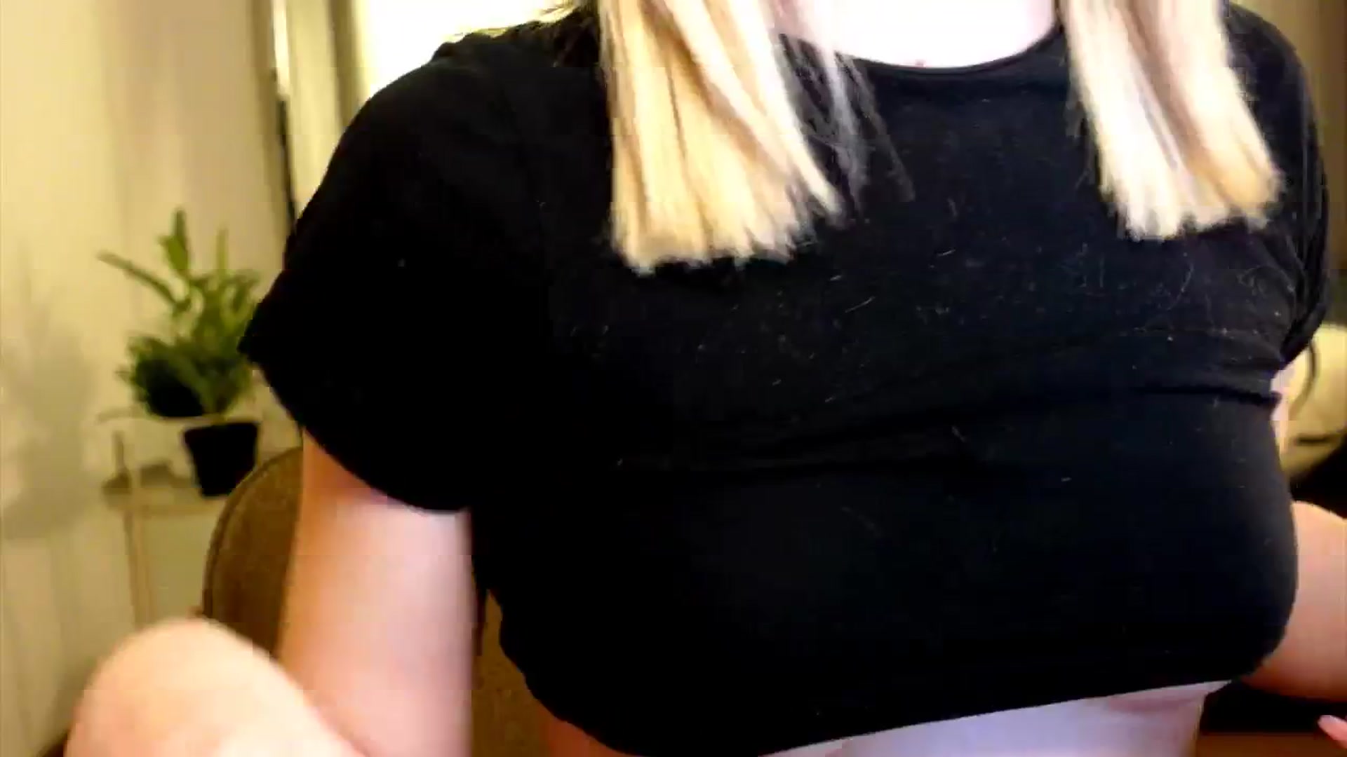Gallery image thumbnail from funny_freckle's myfreecams stream on, 01/18/2025, 15:15 image 18 of 20