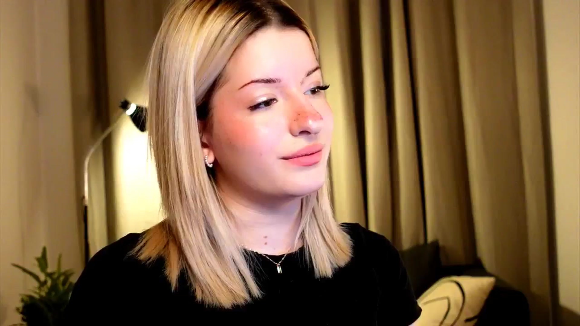 Gallery image thumbnail from funny_freckle's myfreecams stream on, 01/18/2025, 15:15 image 9 of 20