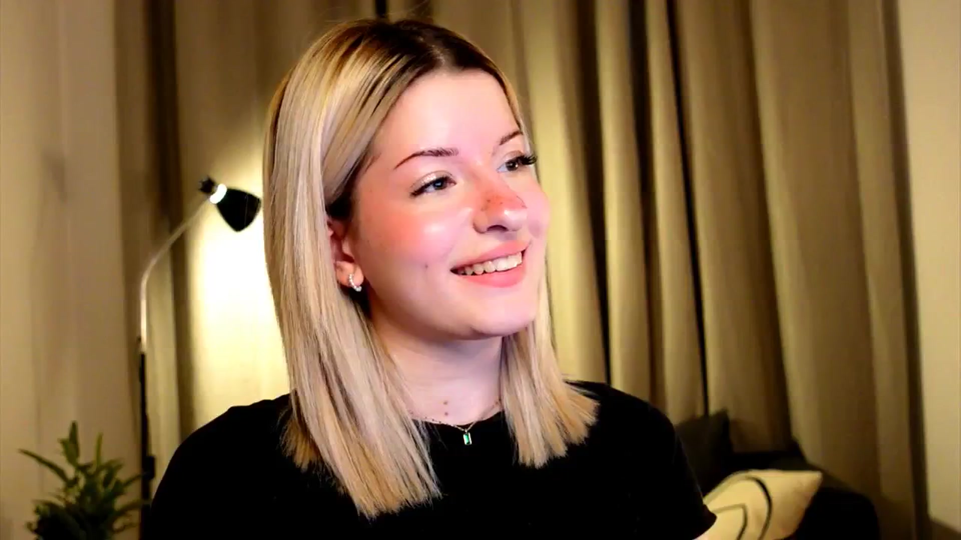 Gallery image thumbnail from funny_freckle's myfreecams stream on, 01/18/2025, 15:15 image 12 of 20