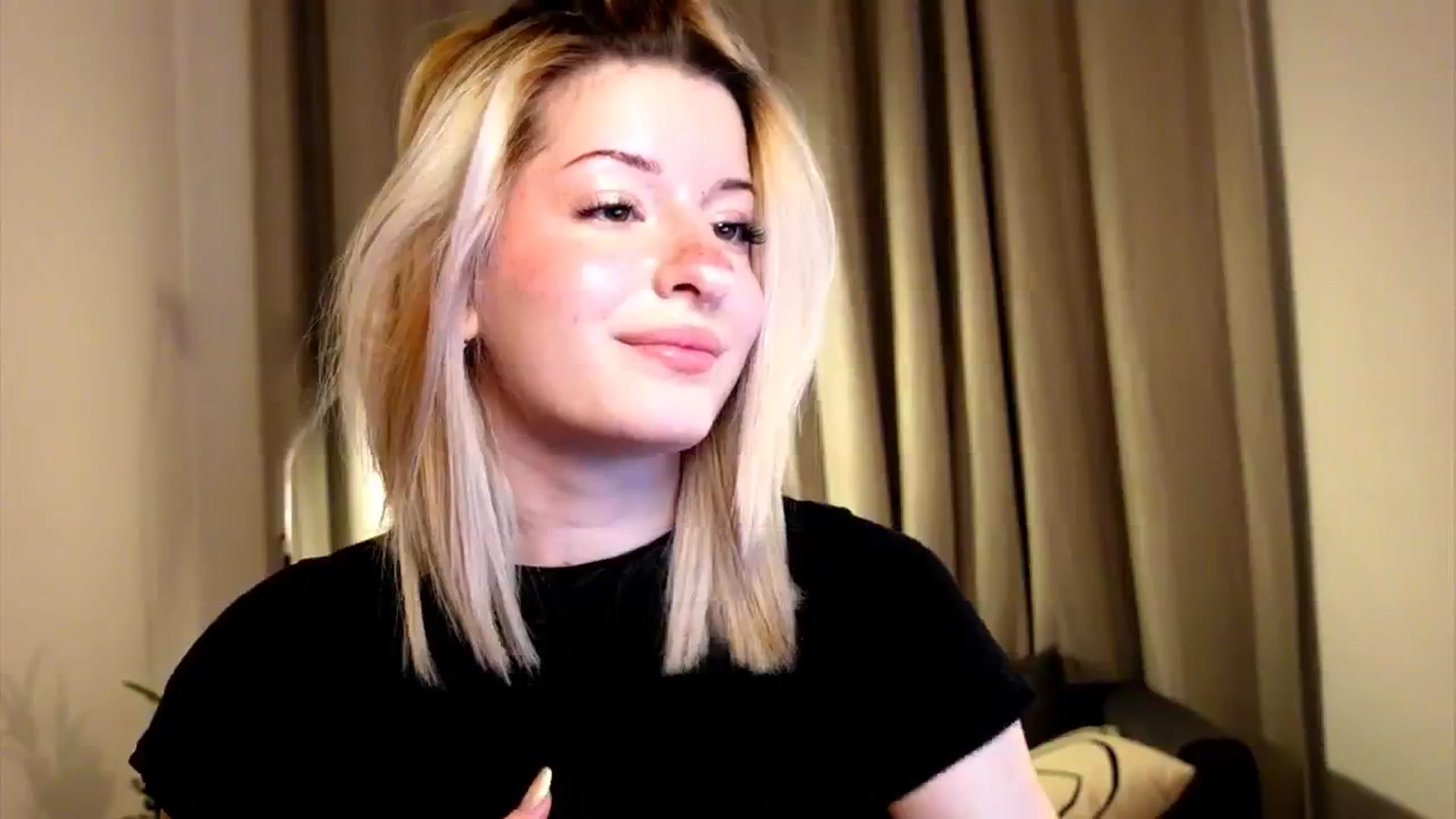 Gallery image thumbnail from funny_freckle's myfreecams stream on, 01/18/2025, 16:29 image 10 of 20