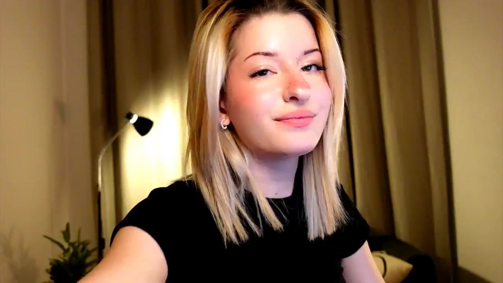 Gallery image thumbnail from funny_freckle's myfreecams stream on, 01/18/2025, 16:29 image 11 of 20