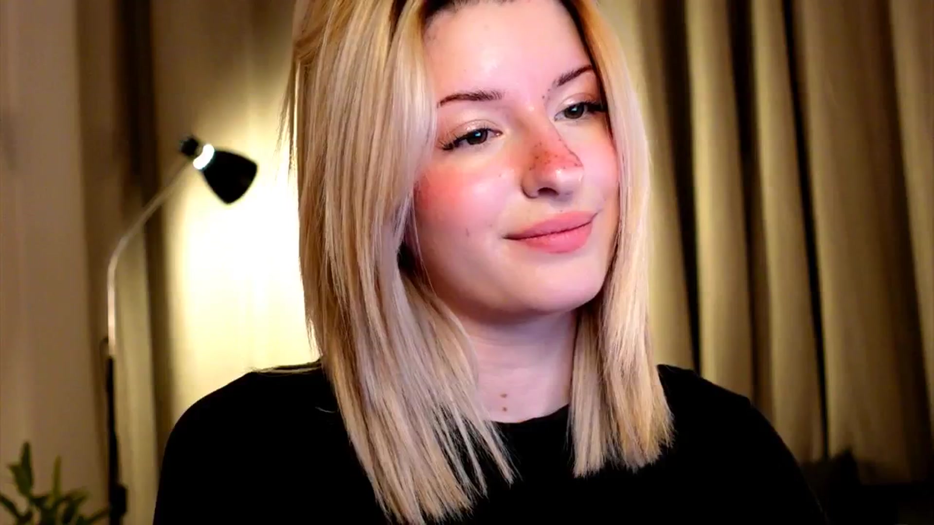 Gallery image thumbnail from funny_freckle's myfreecams stream on, 01/18/2025, 16:29 image 14 of 20
