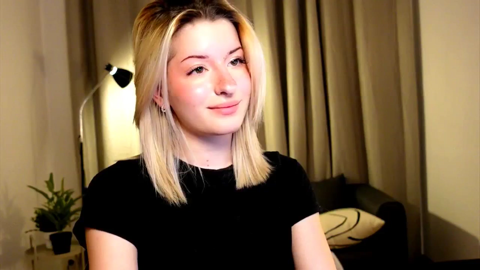 Gallery image thumbnail from funny_freckle's myfreecams stream on, 01/18/2025, 17:45 image 11 of 20