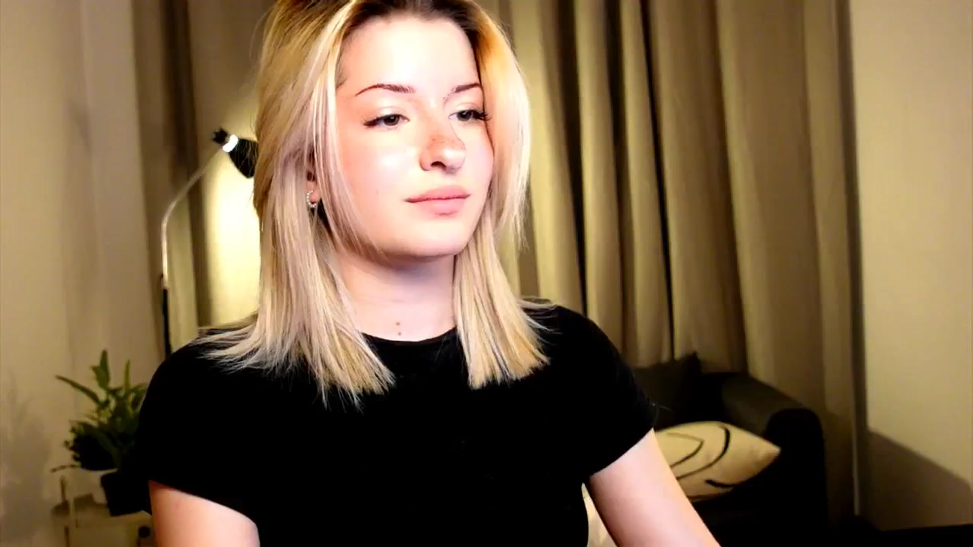 Gallery image thumbnail from funny_freckle's myfreecams stream on, 01/18/2025, 17:45 image 10 of 20