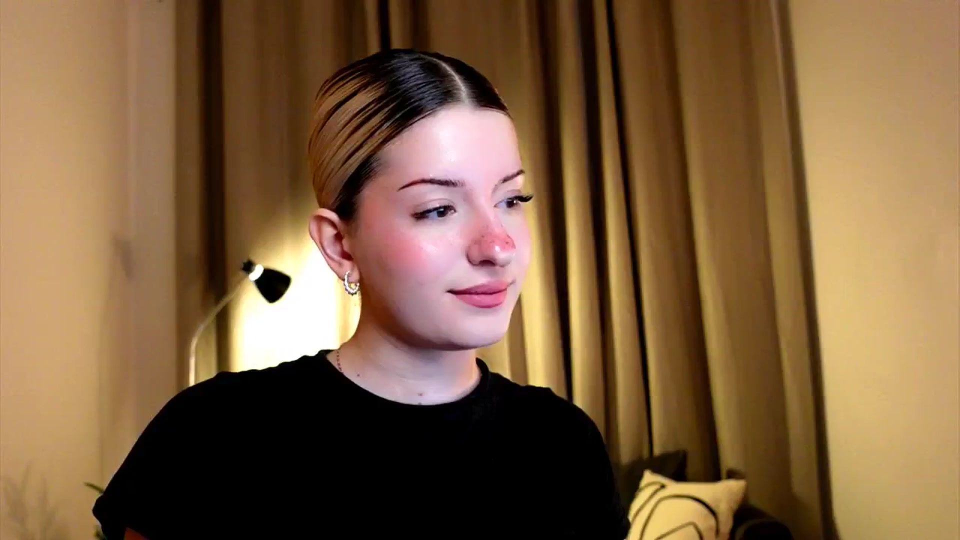 Gallery image thumbnail from funny_freckle's myfreecams stream on, 01/19/2025, 14:35 image 2 of 20