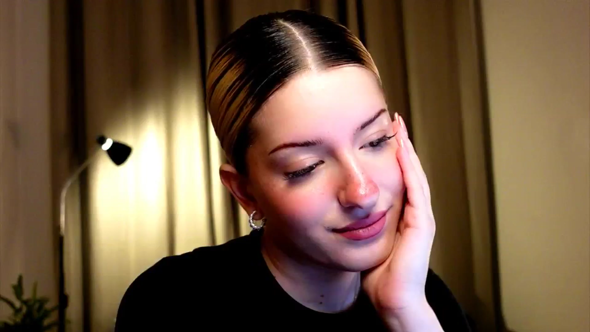 Gallery image thumbnail from funny_freckle's myfreecams stream on, 01/19/2025, 14:35 image 7 of 20
