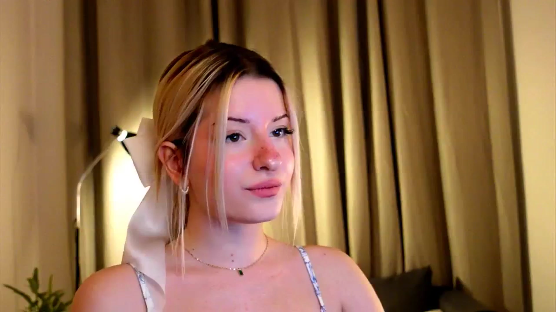 Gallery image thumbnail from funny_freckle's myfreecams stream on, 01/21/2025, 16:33 image 9 of 20