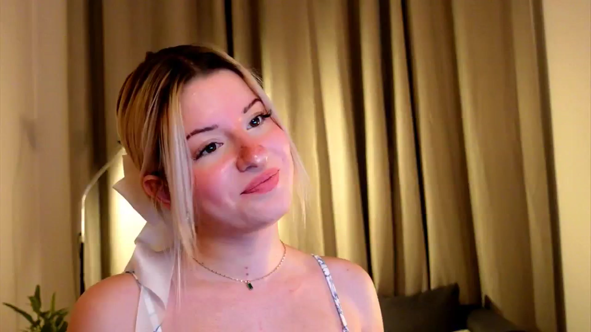 Gallery image thumbnail from funny_freckle's myfreecams stream on, 01/21/2025, 16:33 image 8 of 20