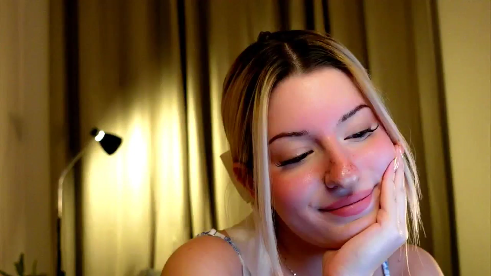 Gallery image thumbnail from funny_freckle's myfreecams stream on, 01/21/2025, 16:33 image 5 of 20