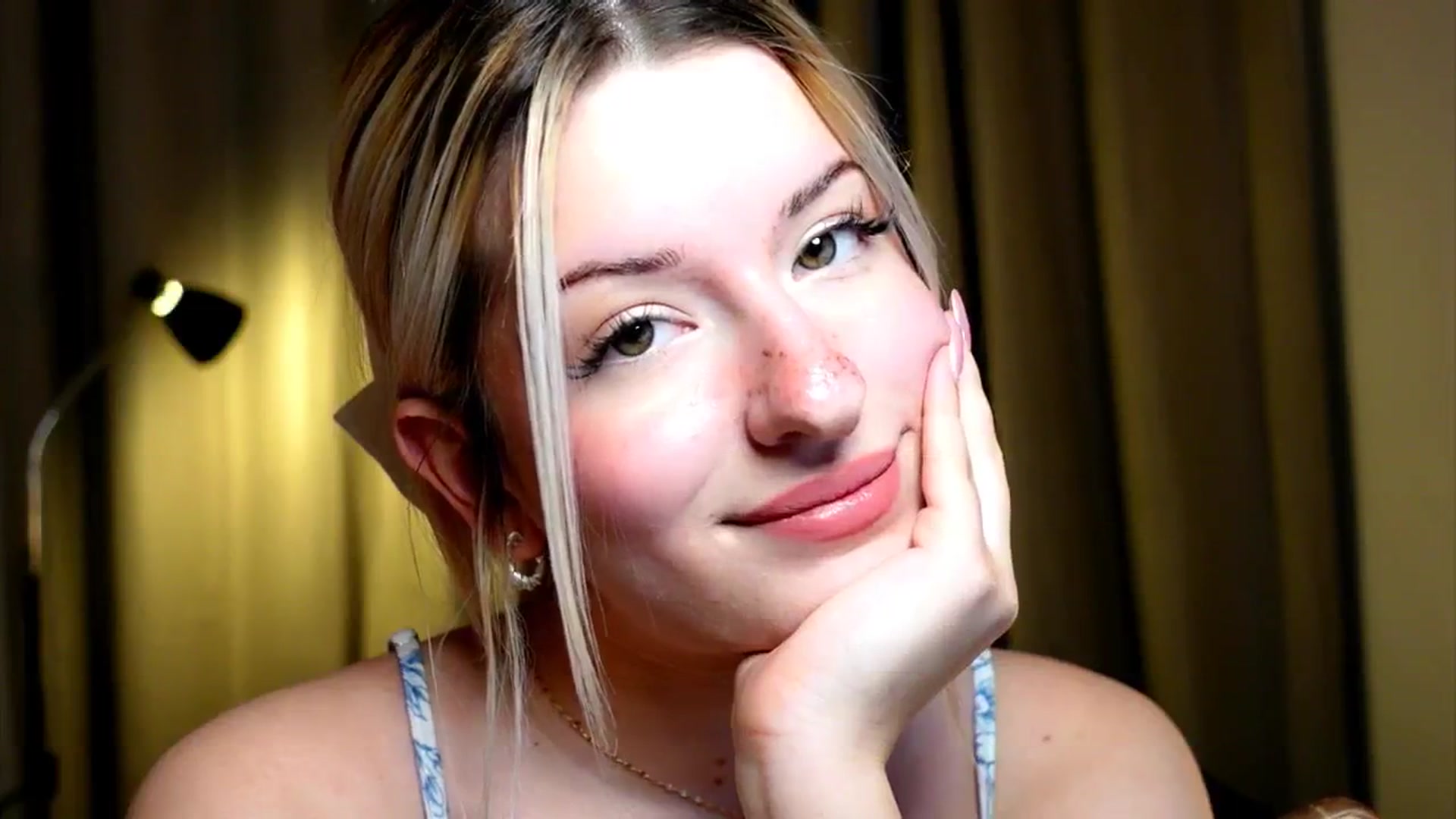 Gallery image thumbnail from funny_freckle's myfreecams stream on, 01/21/2025, 18:55 image 7 of 20