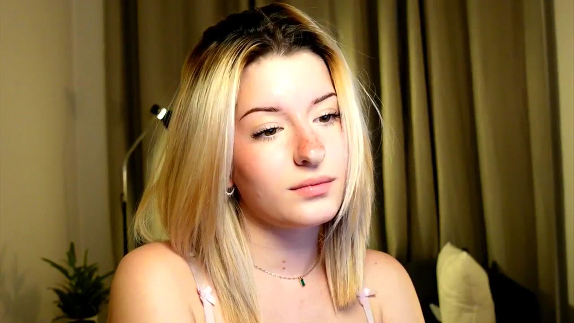 Gallery image thumbnail from funny_freckle's myfreecams stream on, 01/25/2025, 18:22 image 14 of 20
