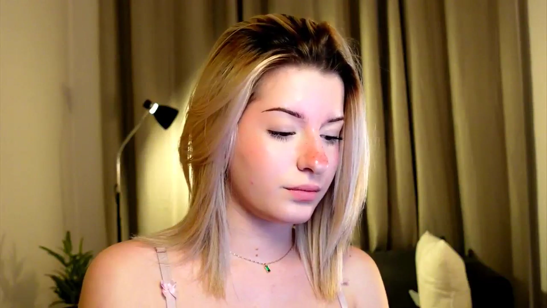 Gallery image thumbnail from funny_freckle's myfreecams stream on, 01/25/2025, 18:22 image 16 of 20