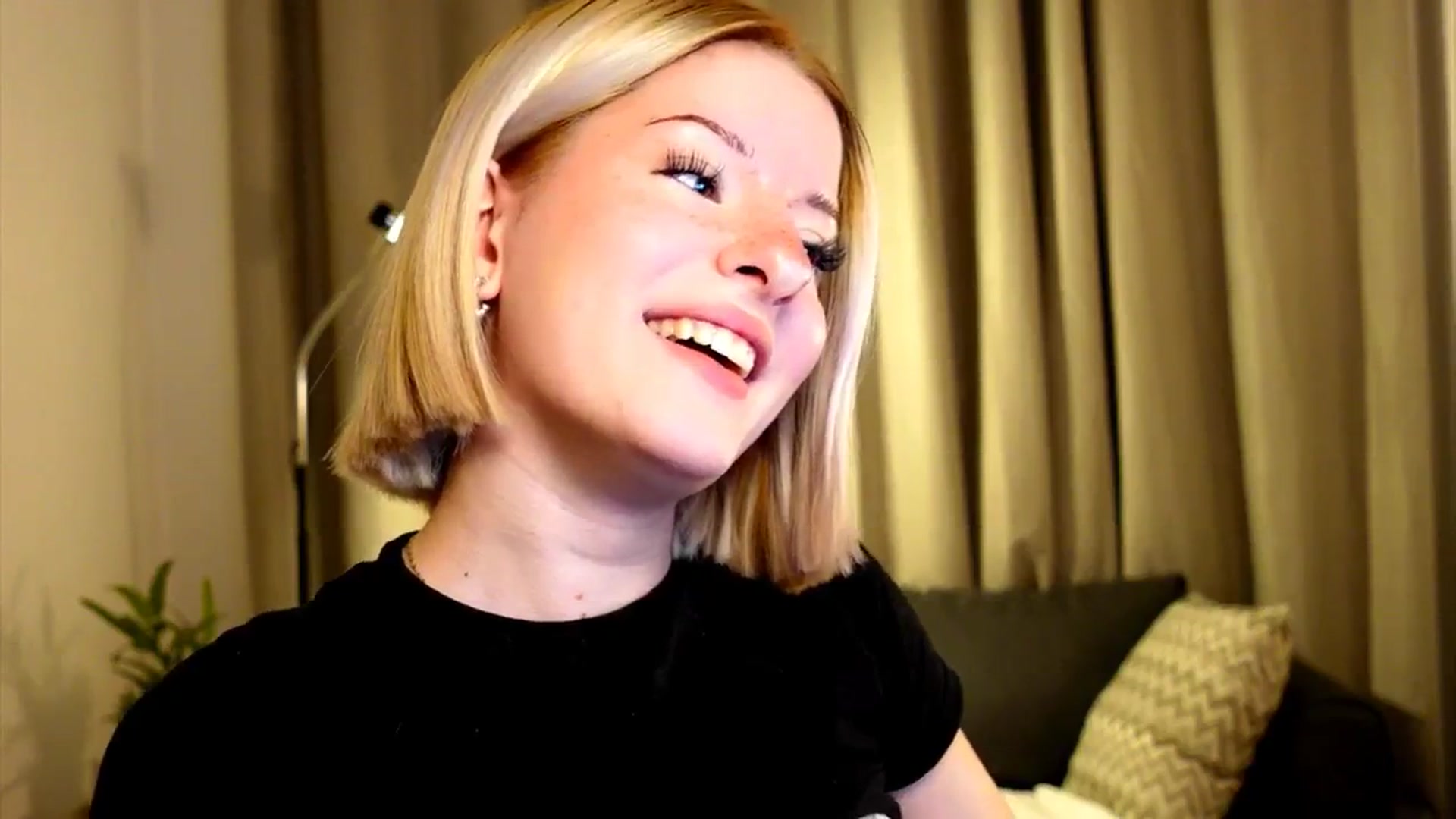 Gallery image thumbnail from funny_freckle's myfreecams stream on, 02/03/2025, 14:25 image 16 of 20