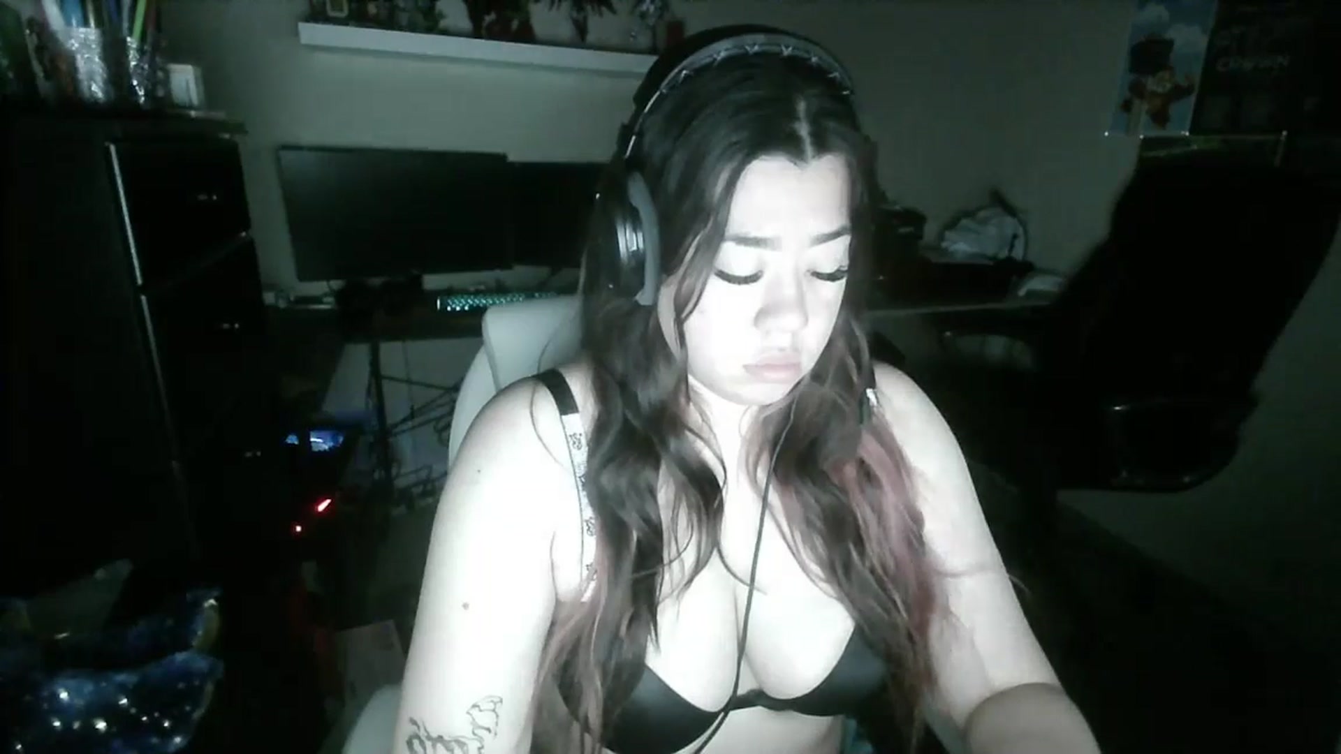 Gallery image thumbnail from gamergoddess7's myfreecams stream on, 12/07/2024, 17:25 image 9 of 20