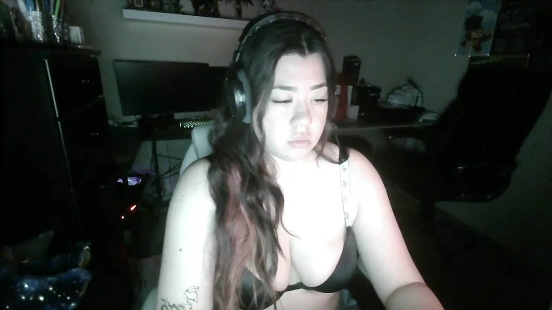 Gallery image thumbnail from gamergoddess7's myfreecams stream on, 12/07/2024, 17:25 image 11 of 20