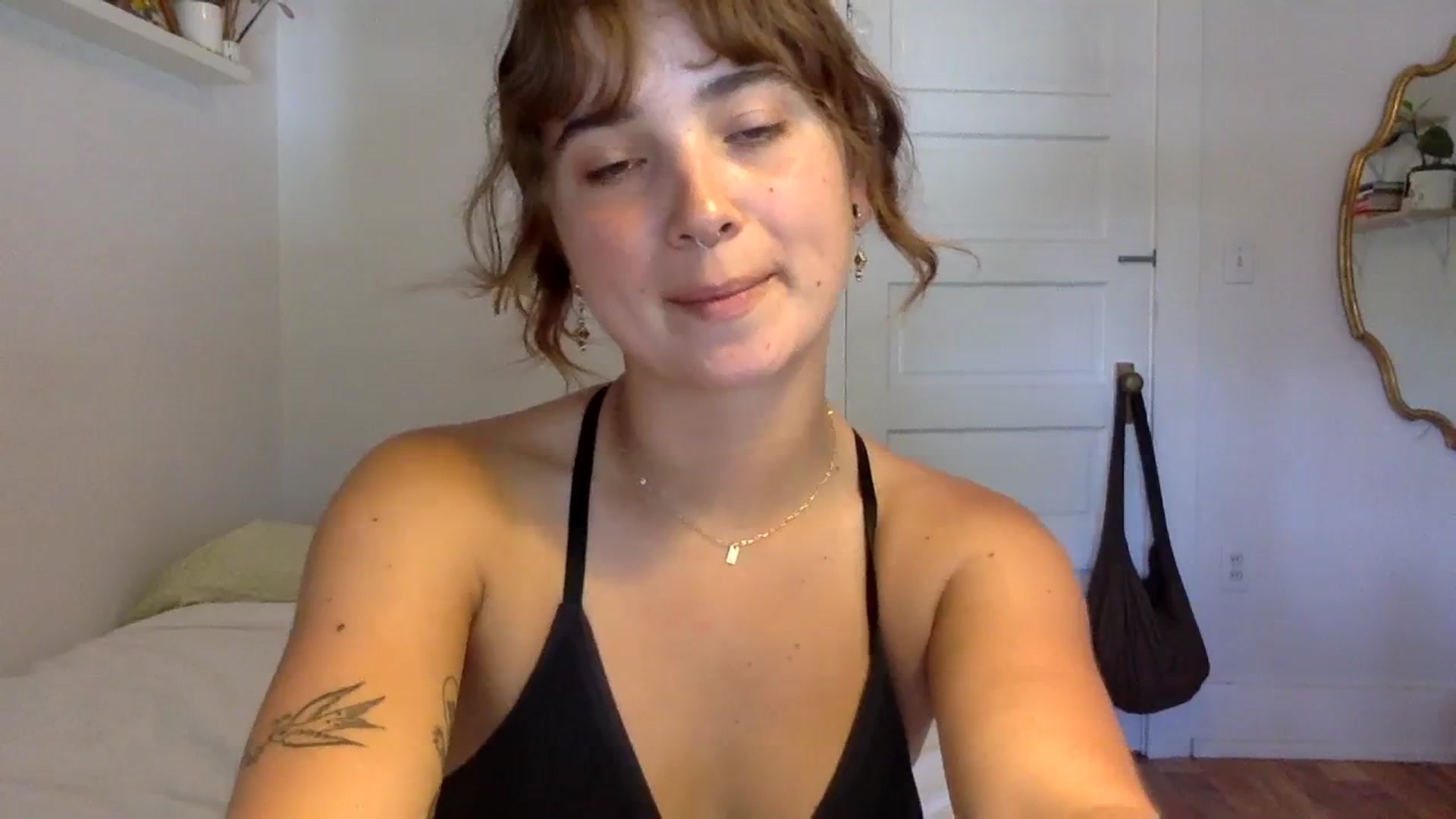 Gallery image thumbnail from gentlylo's myfreecams stream on, 08/17/2023, 24:03 image 5 of 20