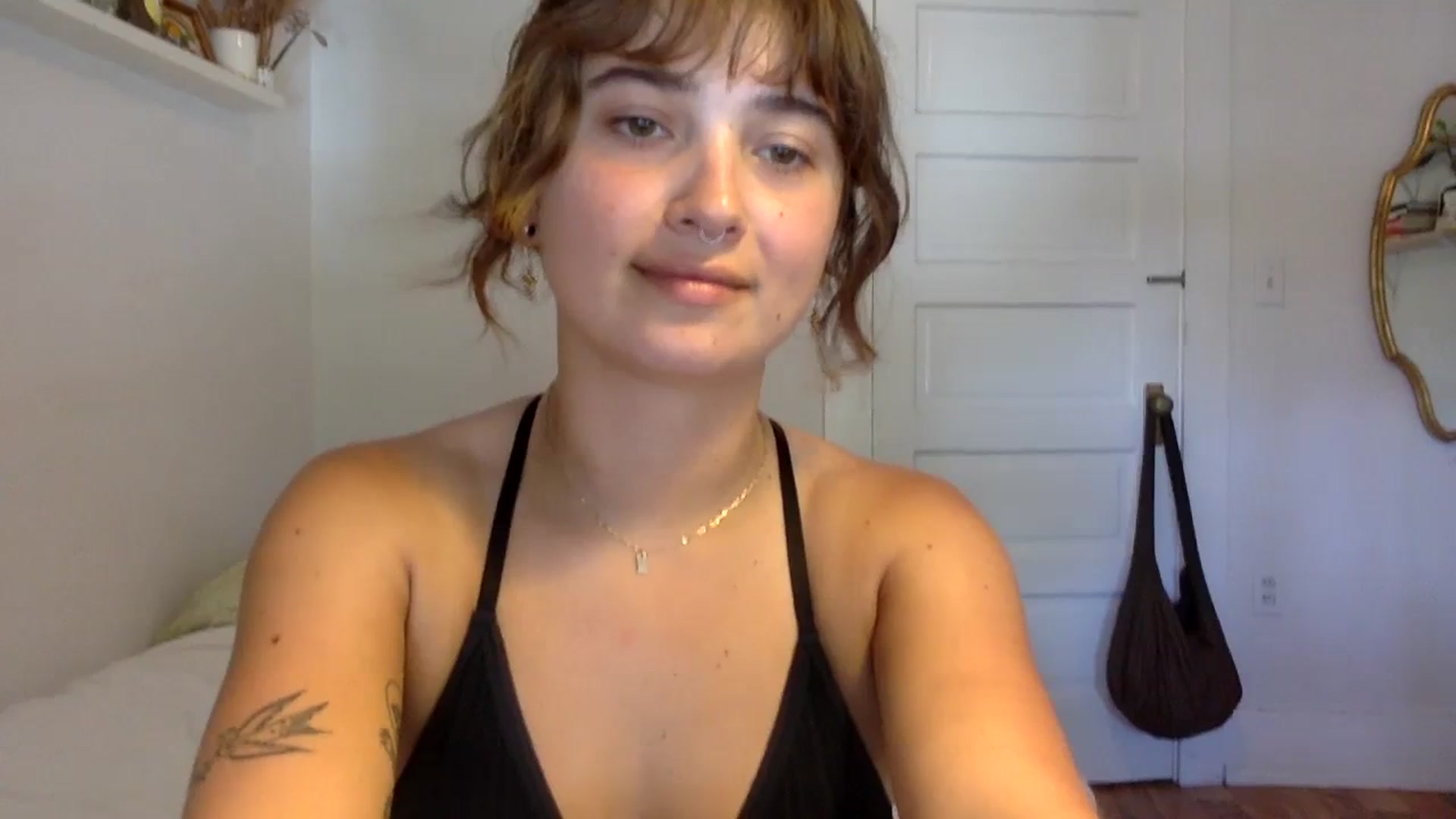 Gallery image thumbnail from gentlylo's myfreecams stream on, 08/17/2023, 24:03 image 16 of 20