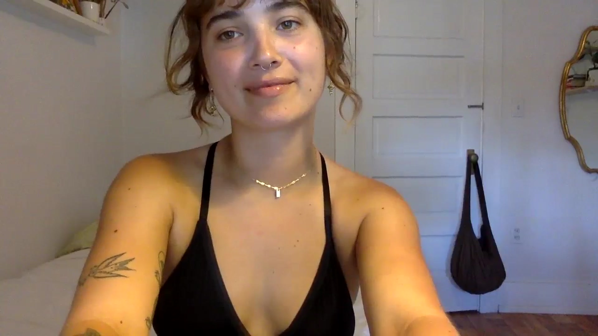 Gallery image thumbnail from gentlylo's myfreecams stream on, 08/17/2023, 24:03 image 2 of 20