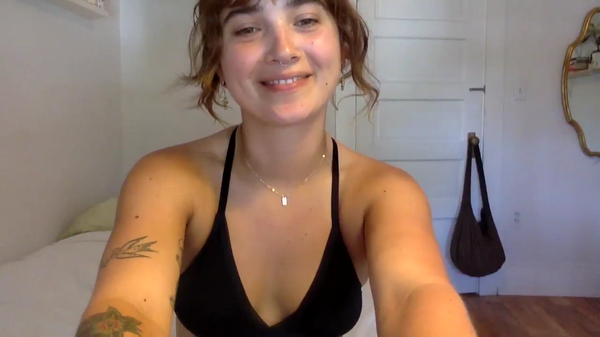 Gallery image thumbnail from gentlylo's myfreecams stream on, 08/17/2023, 24:03 image 14 of 20