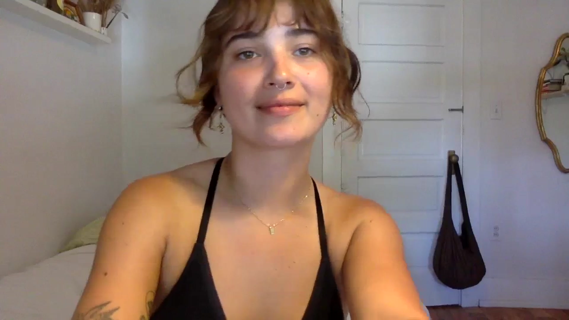 Gallery image thumbnail from gentlylo's myfreecams stream on, 08/17/2023, 24:03 image 18 of 20