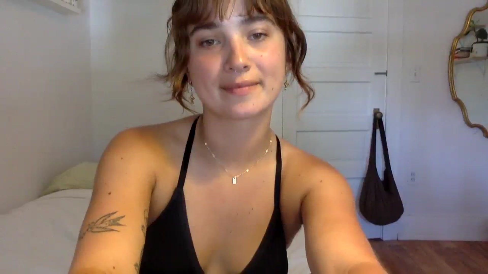 Gallery image thumbnail from gentlylo's myfreecams stream on, 08/17/2023, 24:03 image 12 of 20