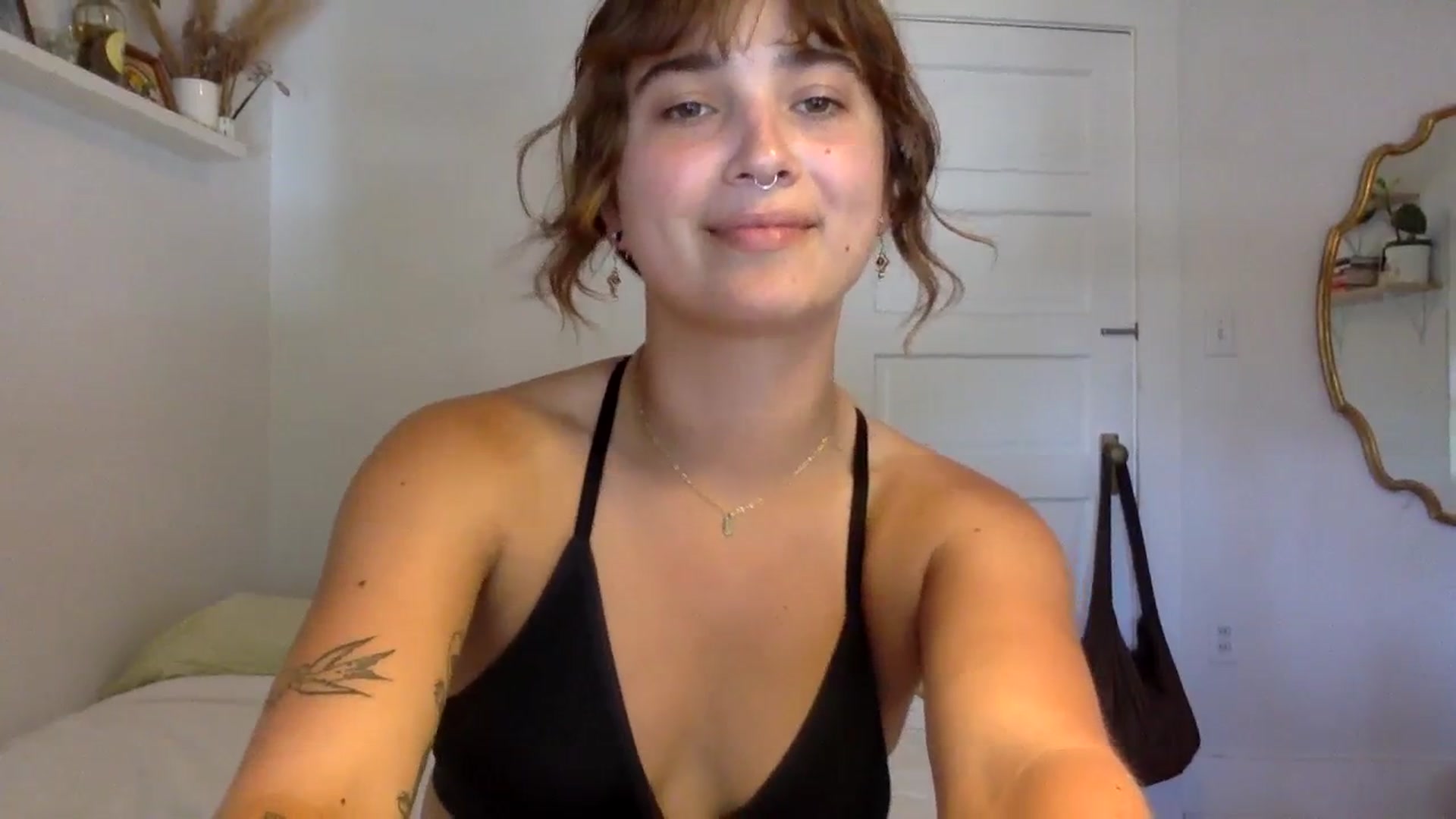 Gallery image thumbnail from gentlylo's myfreecams stream on, 08/17/2023, 24:03 image 8 of 20