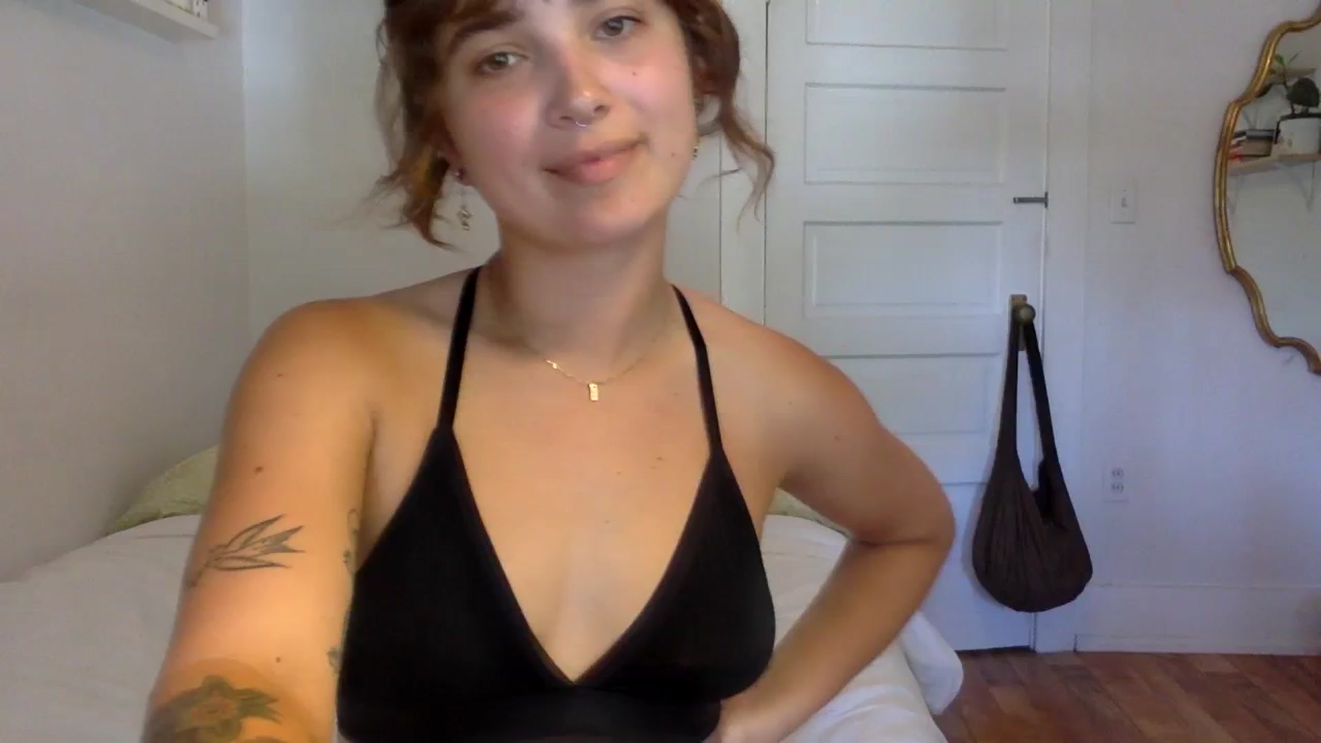 Gallery image thumbnail from gentlylo's myfreecams stream on, 08/17/2023, 24:03 image 13 of 20