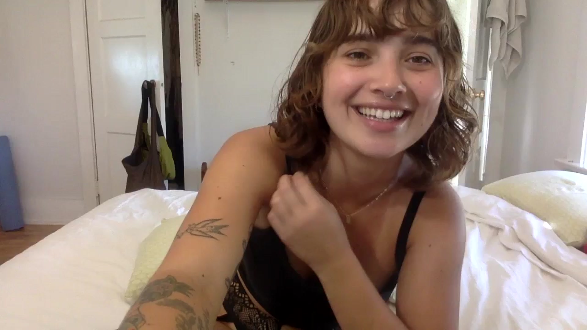 Gallery image thumbnail from gentlylo's myfreecams stream on, 10/15/2023, 22:54 image 1 of 20