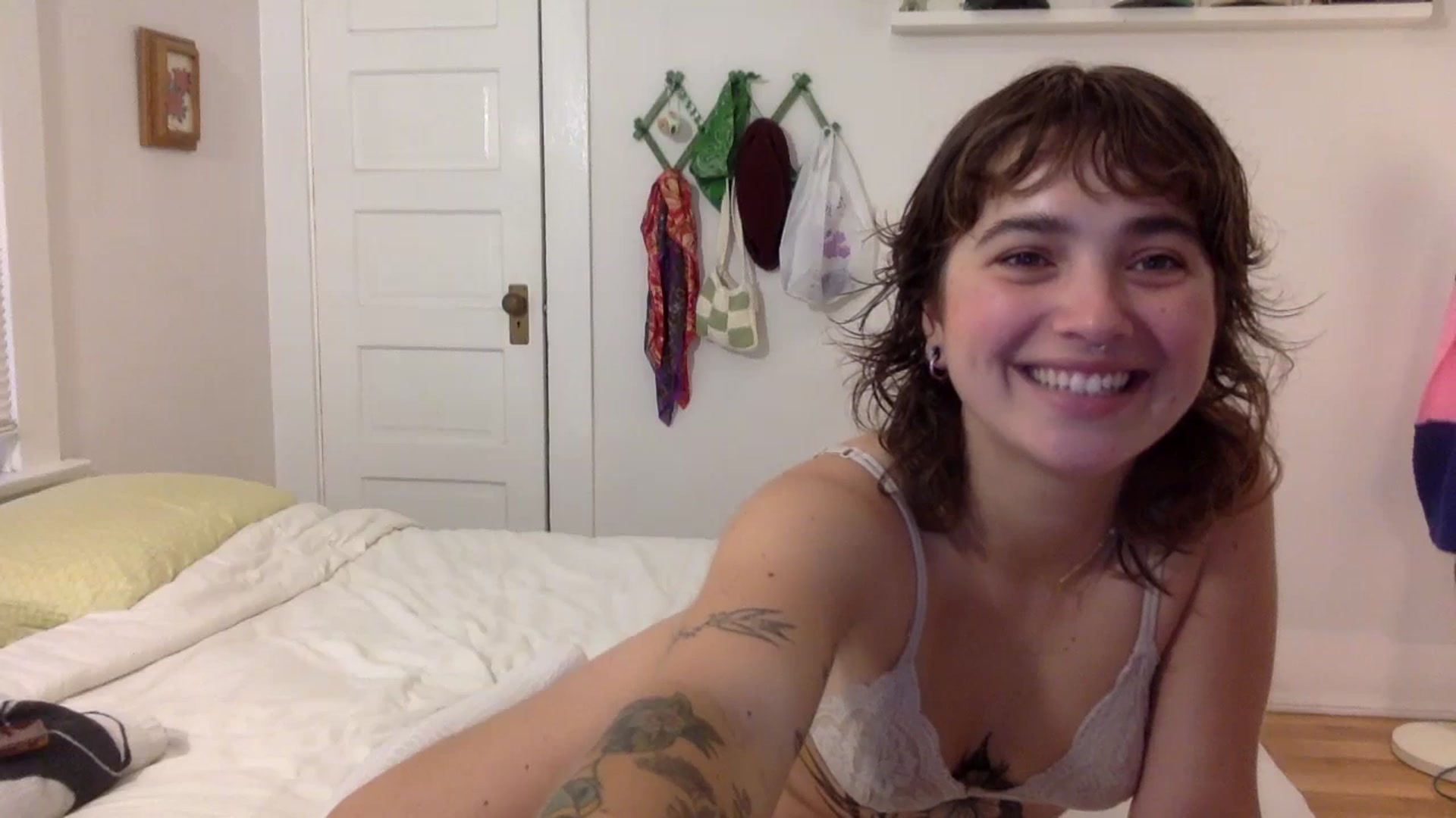 Gallery image thumbnail from gentlylo's myfreecams stream on, 03/30/2024, 16:34 image 10 of 20