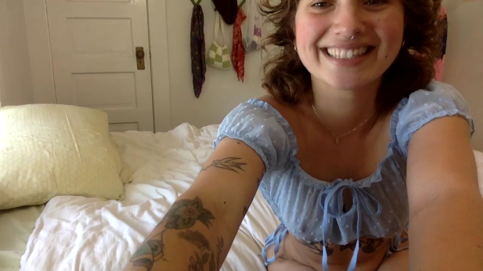 Gallery image thumbnail from gentlylo's myfreecams stream on, 04/27/2024, 17:59 image 17 of 20