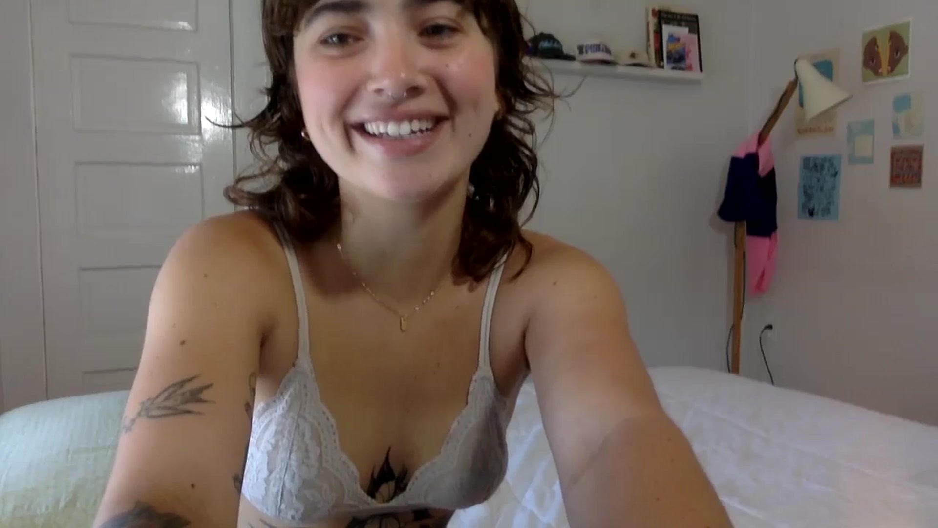 Gallery image thumbnail from gentlylo's myfreecams stream on, 05/13/2024, 17:49 image 14 of 20