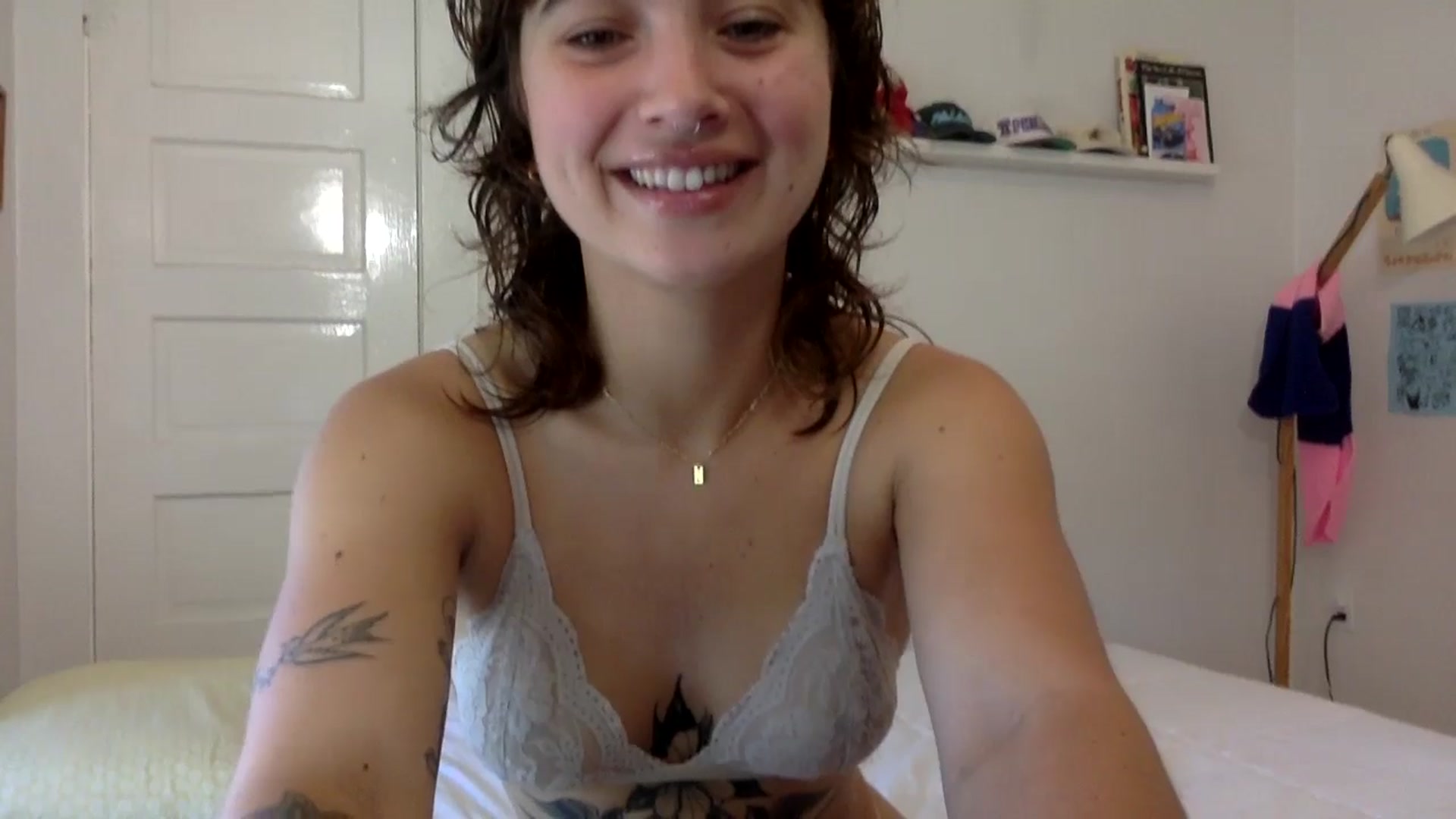 Gallery image thumbnail from gentlylo's myfreecams stream on, 05/18/2024, 17:33 image 2 of 20