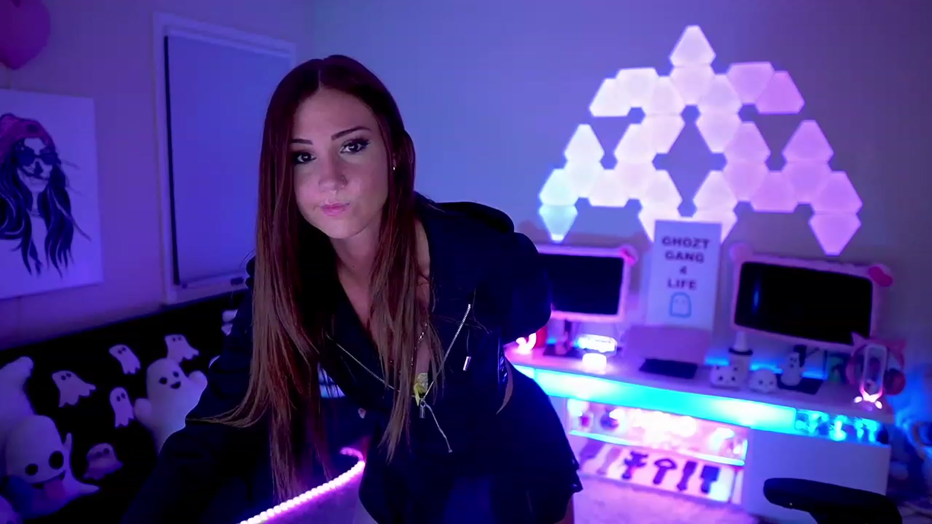 Gallery image thumbnail from ghoztgirl's myfreecams stream on, 11/19/2022, 08:59 image 17 of 20