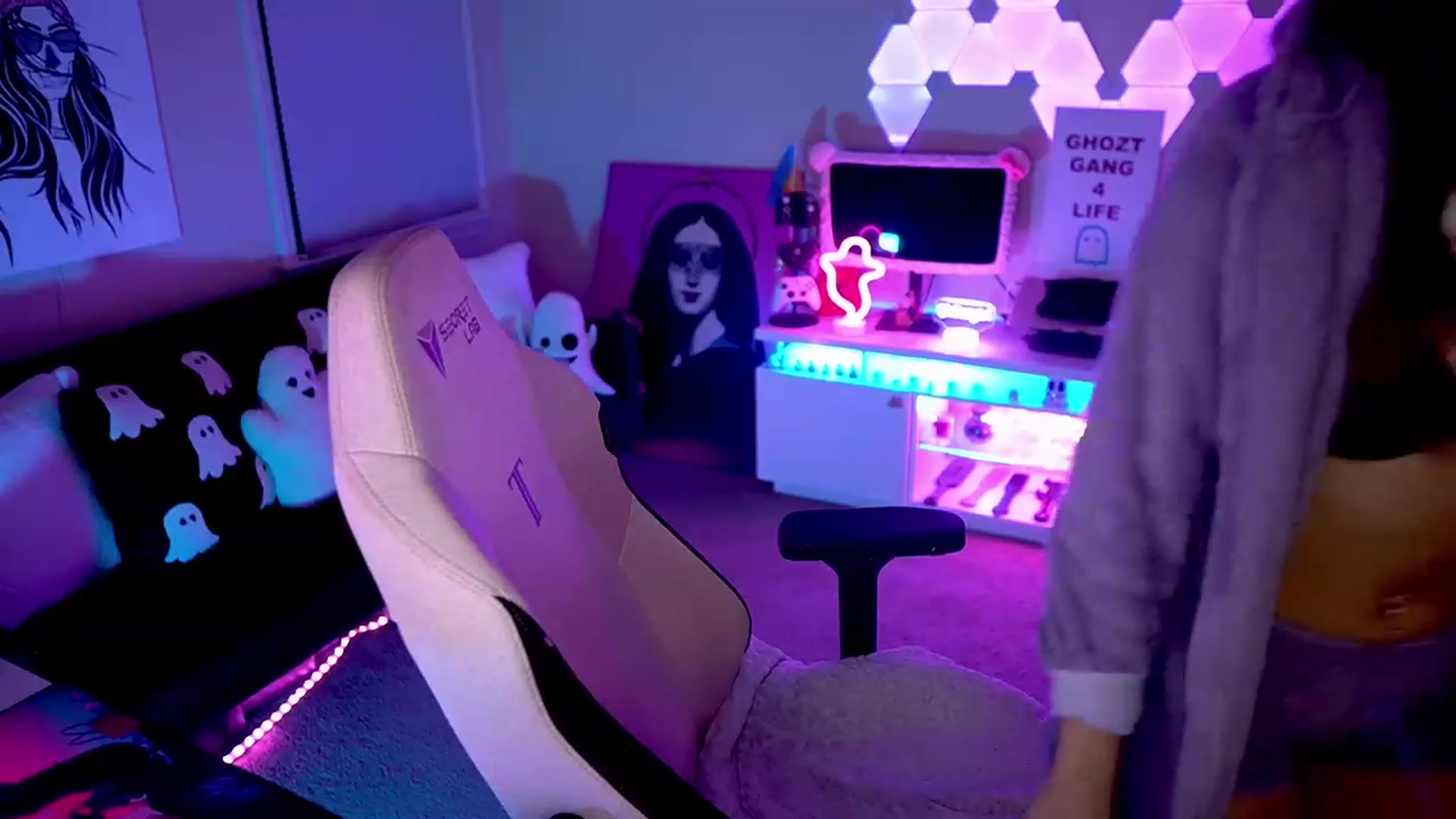 Gallery image thumbnail from ghoztgirl's myfreecams stream on, 01/29/2023, 08:11 image 14 of 20