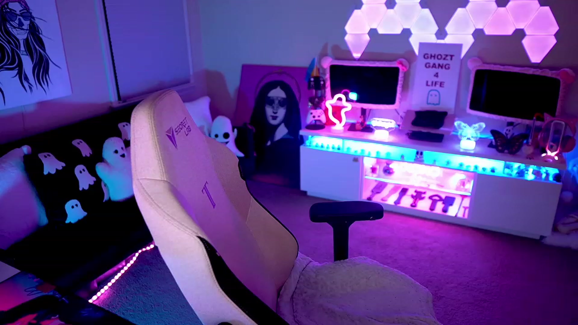 Gallery image thumbnail from ghoztgirl's myfreecams stream on, 01/29/2023, 08:11 image 13 of 20