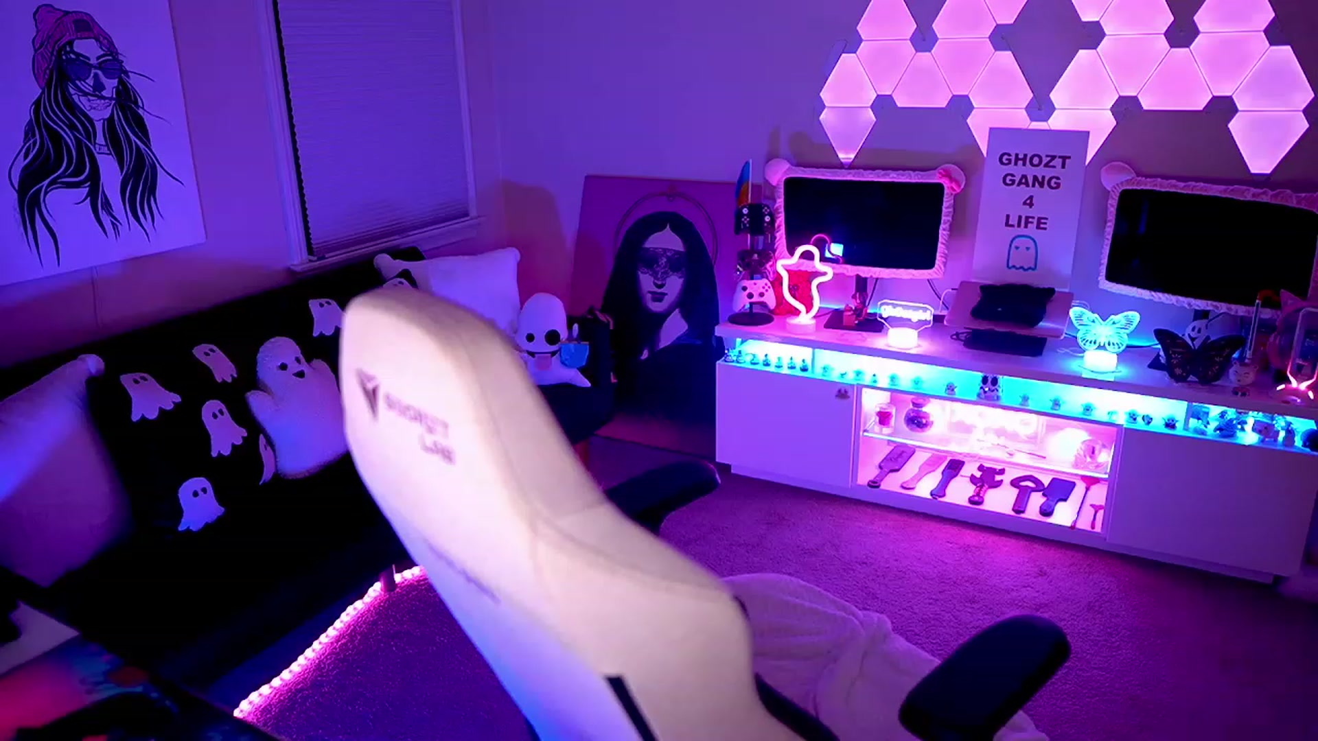 Gallery image thumbnail from ghoztgirl's myfreecams stream on, 02/11/2023, 08:57 image 12 of 20