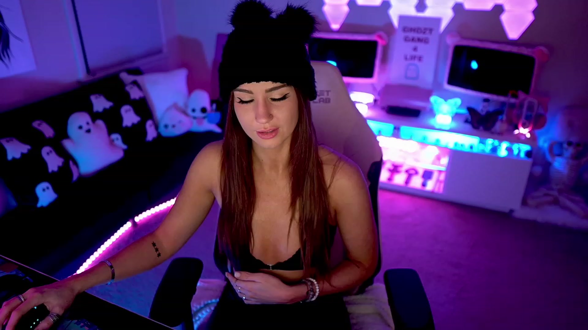 Gallery image thumbnail from ghoztgirl's myfreecams stream on, 02/25/2023, 08:45 image 18 of 20