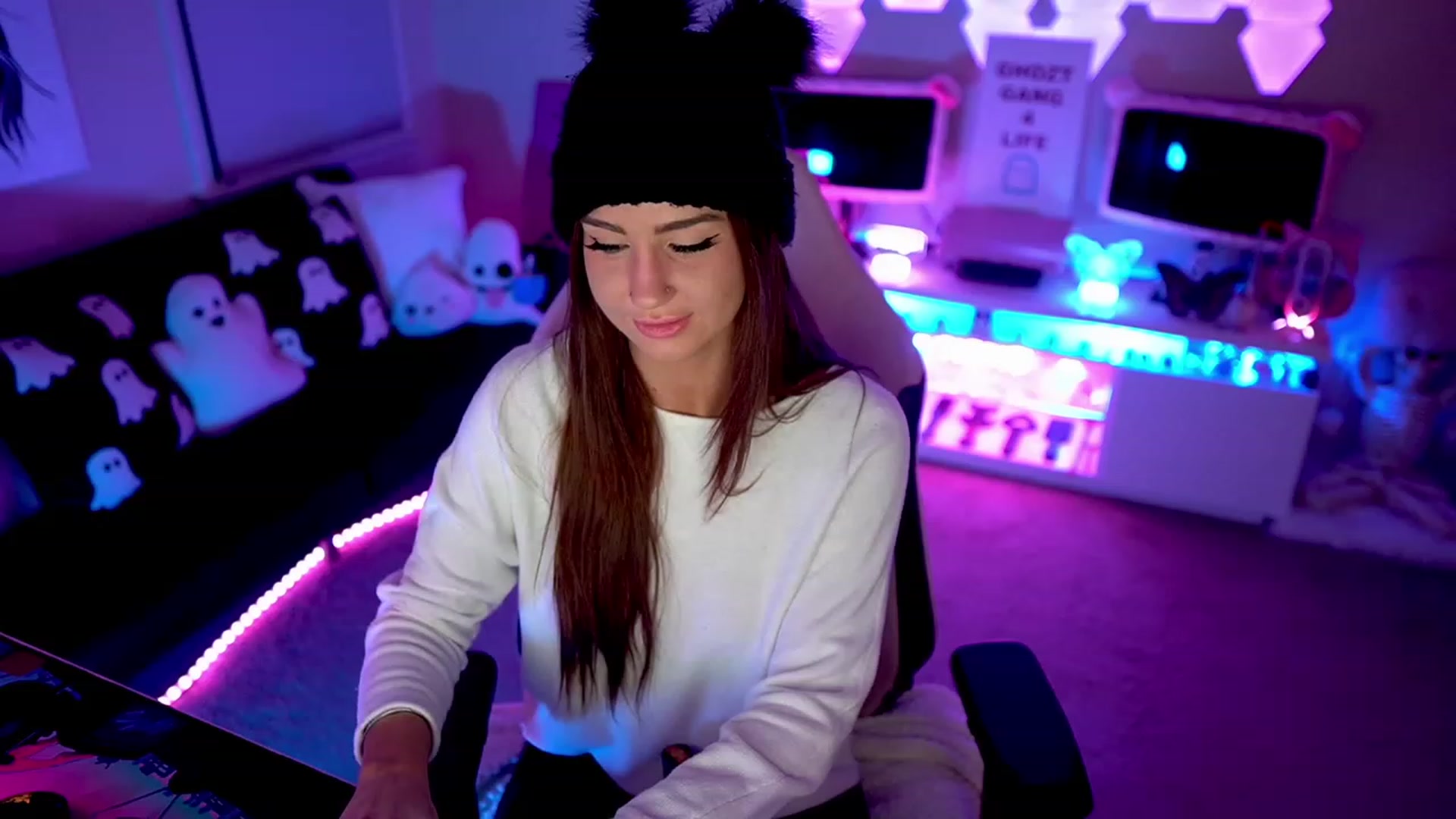 Gallery image thumbnail from ghoztgirl's myfreecams stream on, 02/25/2023, 08:45 image 5 of 20