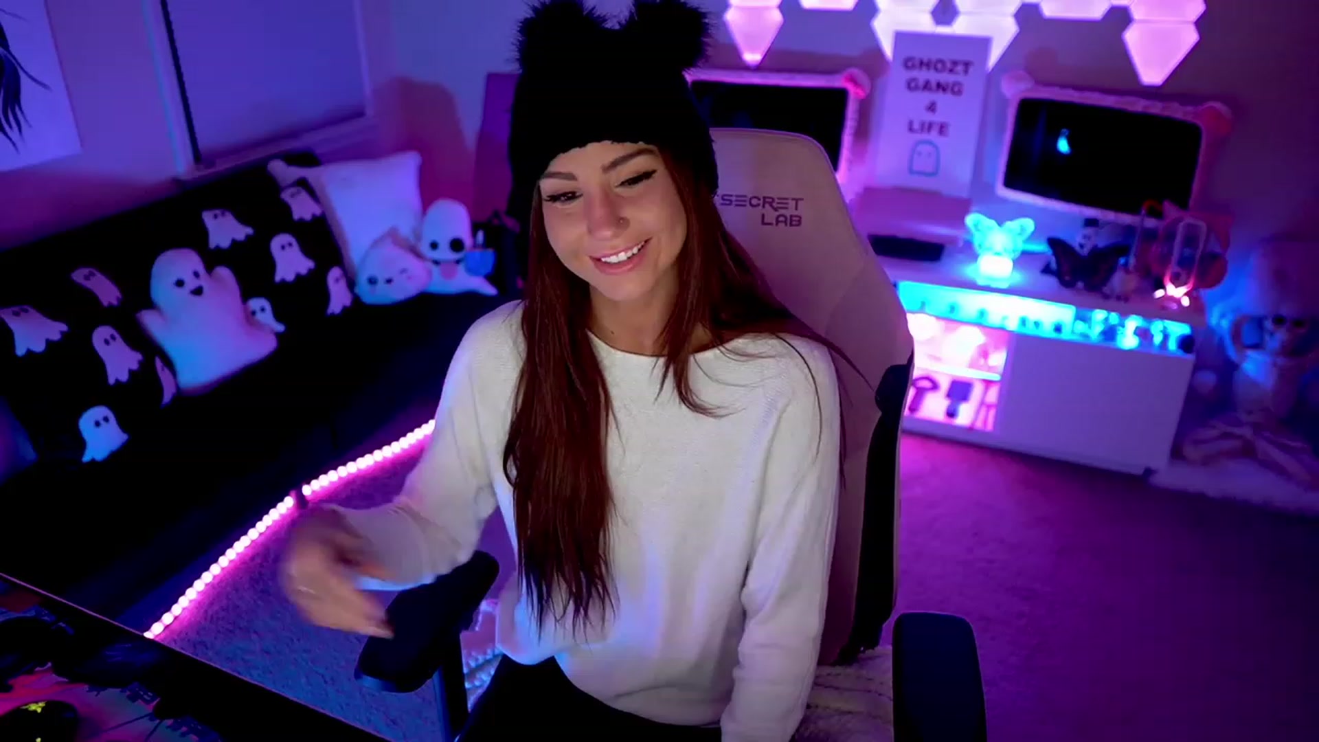 Gallery image thumbnail from ghoztgirl's myfreecams stream on, 02/25/2023, 08:45 image 4 of 20