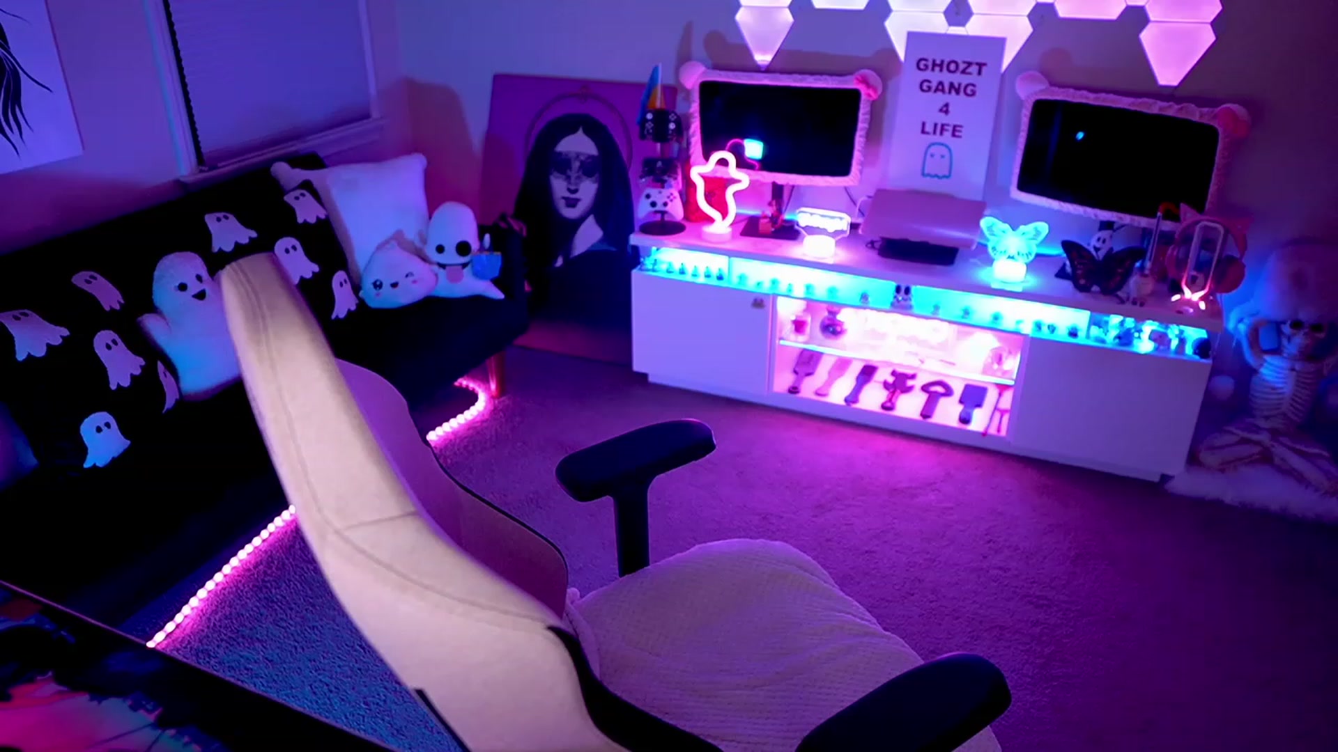 Gallery image thumbnail from ghoztgirl's myfreecams stream on, 02/25/2023, 08:45 image 16 of 20