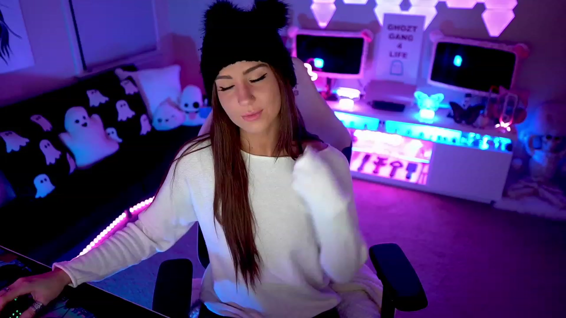 Gallery image thumbnail from ghoztgirl's myfreecams stream on, 02/25/2023, 08:45 image 11 of 20