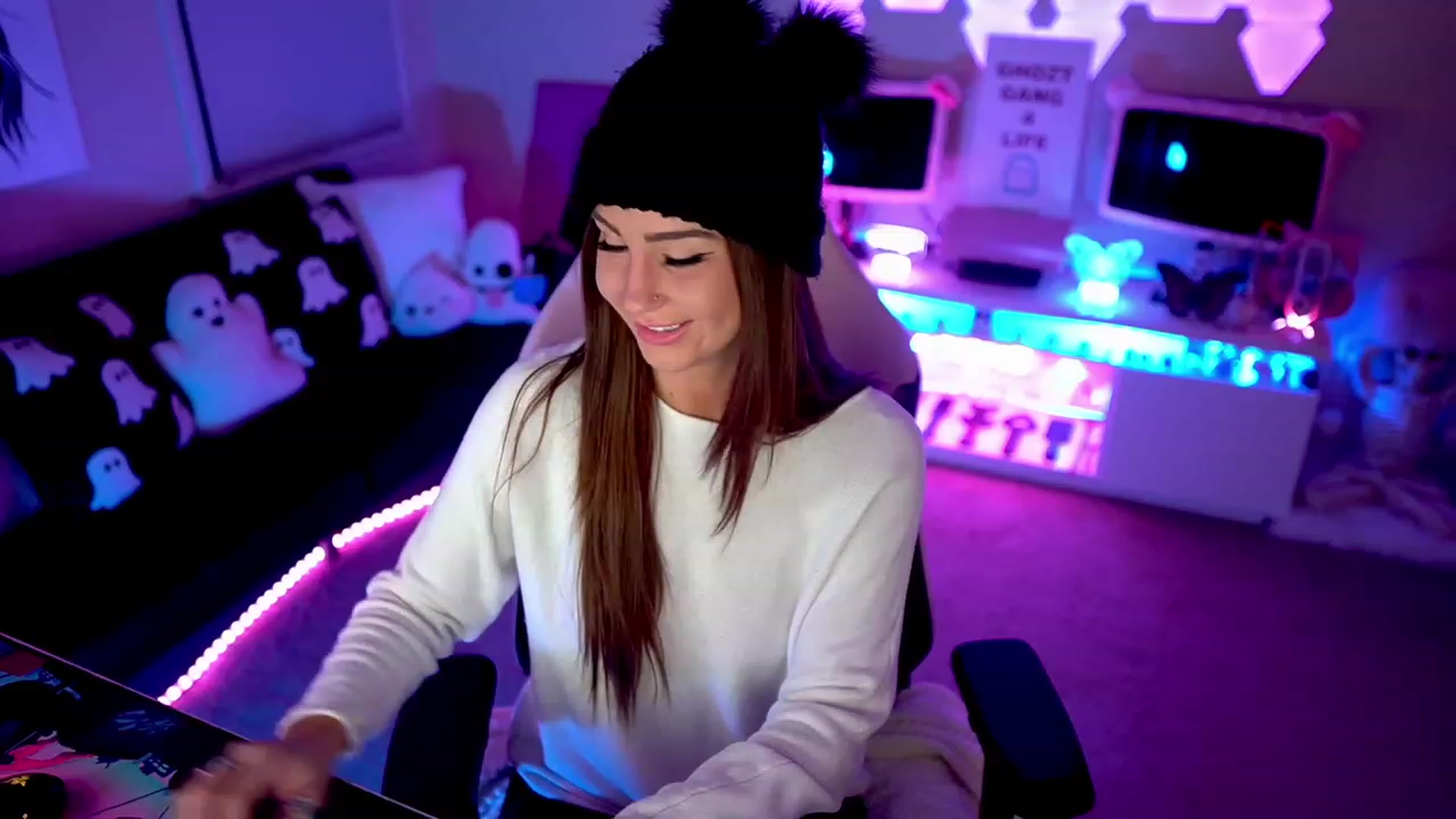 Gallery image thumbnail from ghoztgirl's myfreecams stream on, 02/25/2023, 08:45 image 13 of 20