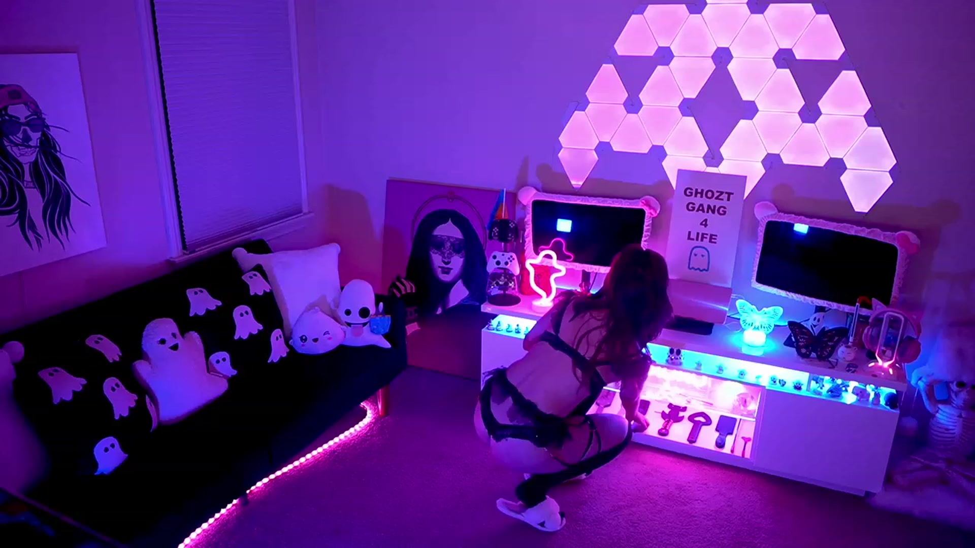 Gallery image thumbnail from ghoztgirl's myfreecams stream on, 04/01/2023, 07:23 image 18 of 20