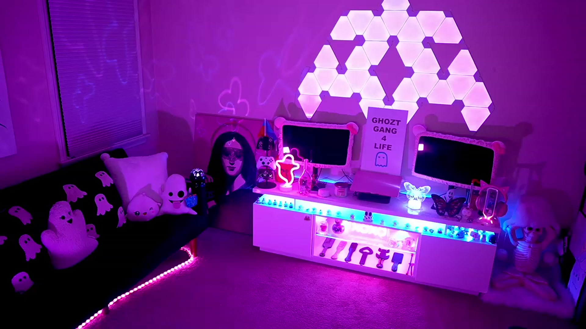 Gallery image thumbnail from ghoztgirl's myfreecams stream on, 04/29/2023, 08:34 image 5 of 20