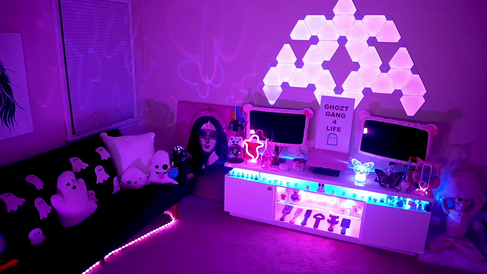 Gallery image thumbnail from ghoztgirl's myfreecams stream on, 04/29/2023, 08:34 image 17 of 20