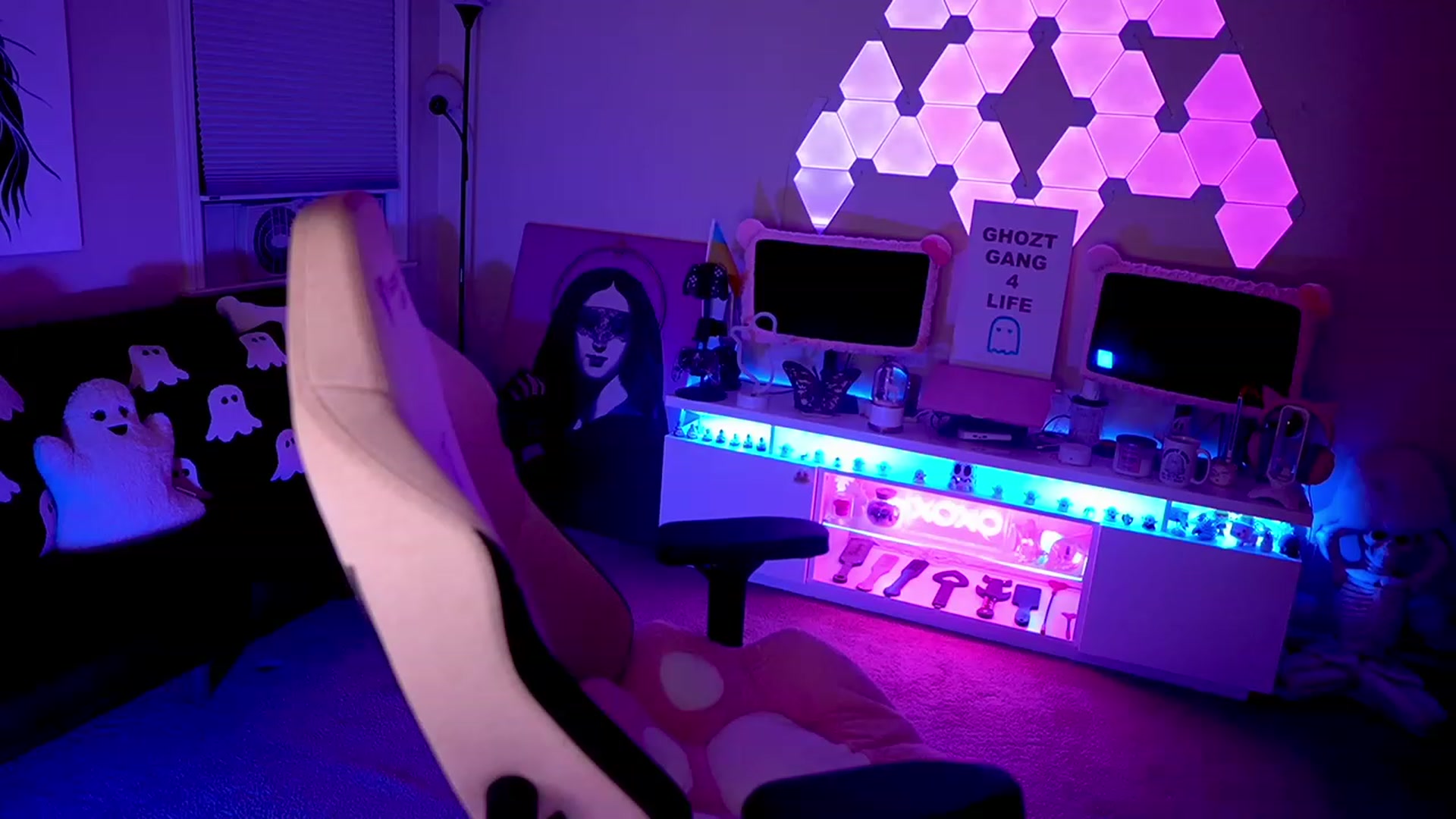 Gallery image thumbnail from ghoztgirl's myfreecams stream on, 07/16/2023, 07:53 image 14 of 20