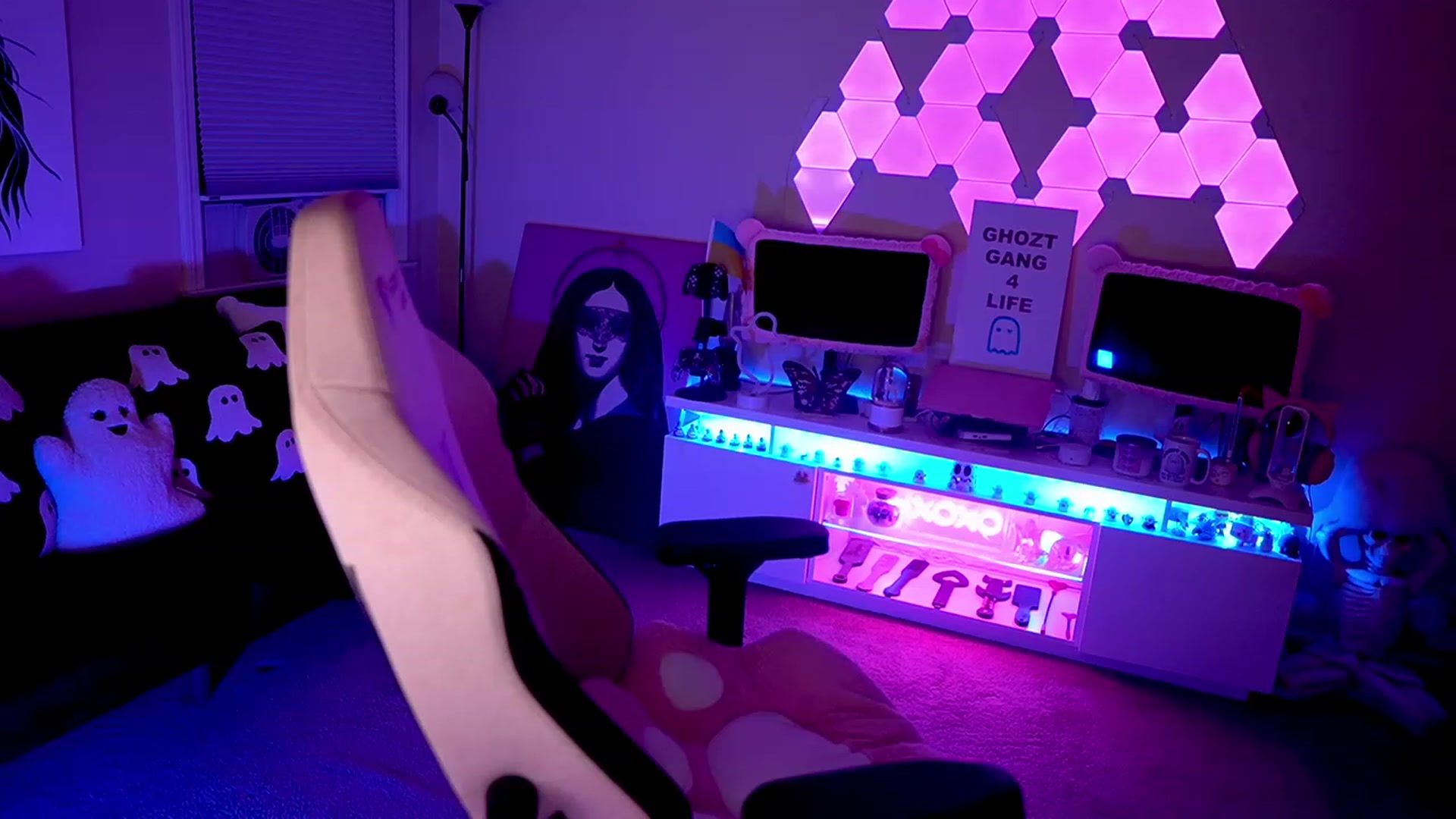 Gallery image thumbnail from ghoztgirl's myfreecams stream on, 07/16/2023, 07:53 image 15 of 20